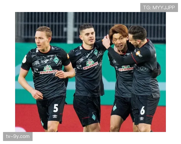 终场哨响，不莱梅老将弗里德尔与儿子在场边拥抱庆祝胜利