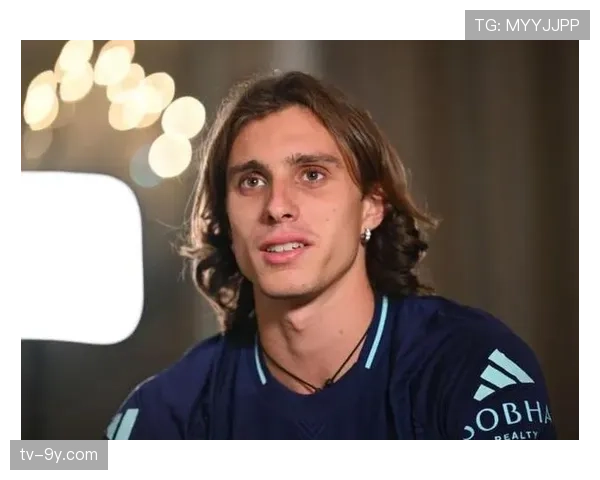 卡拉菲奥里频繁回撤至中路，阿森纳左后卫位置灵活多变